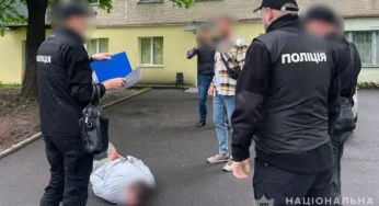 Вимагання коштів та грабежі: на Хмельниччині затримали організатора злочинного угрупування