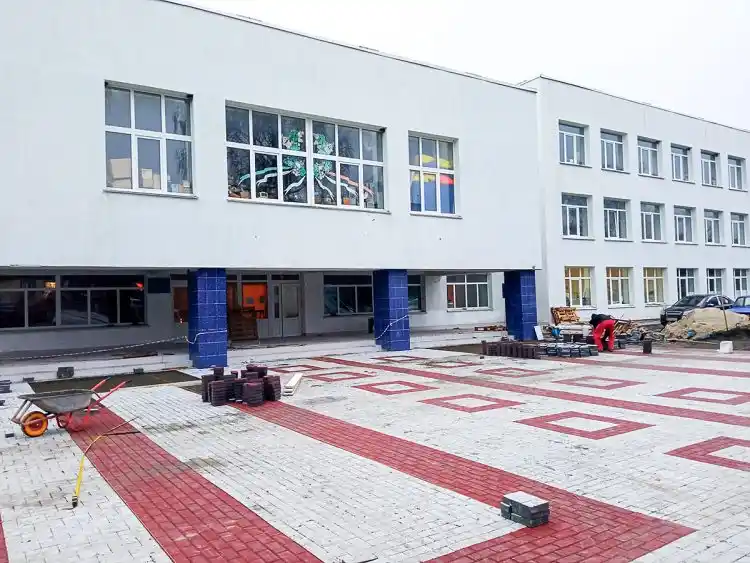 Чиновники селищної ради на Хмельниччині під час ремонту місцевого ліцею допустили зловживань на 5,2 млн грн