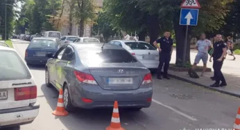 У Хмельницькому на вулиці Героїв Маріуполя автівка наїхала на 85-річну пенсіонерку