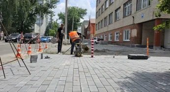 У Хмельницькому ремонтують тротуари та пішохідні доріжки