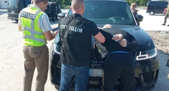 На вимаганні грошей та збуті наркотиків затримали трьох мешканців Шепетівщини