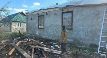“Без даху залишилося три покоління родини”: на Хмельниччині ліквідовують наслідки російської атаки