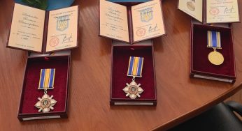 Сім’ям трьох загиблих воїнів з Хмельниччини вручили відзнаки