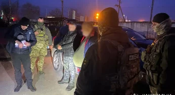 У Хмельницькому викрили організовану групу псевдоволонтерів, які продавали автівки, отримані як гуманітарну допомогу на ЗСУ