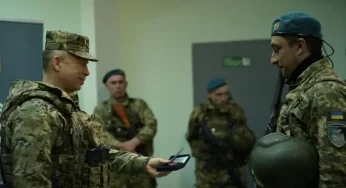 Головнокомандувач Сирський відзначив нагрудним знаком «Золотий Хрест» старшого матроса з Хмельниччини