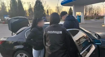 12 000 доларів за працевлаштування та бронь від служби: Хмельницькі поліцейські викрили двох спільників