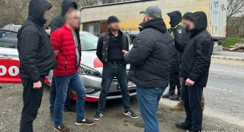 На Хмельниччині затримали групу іноземців, підозрюваних у вимаганні, розбої та викраденні авто